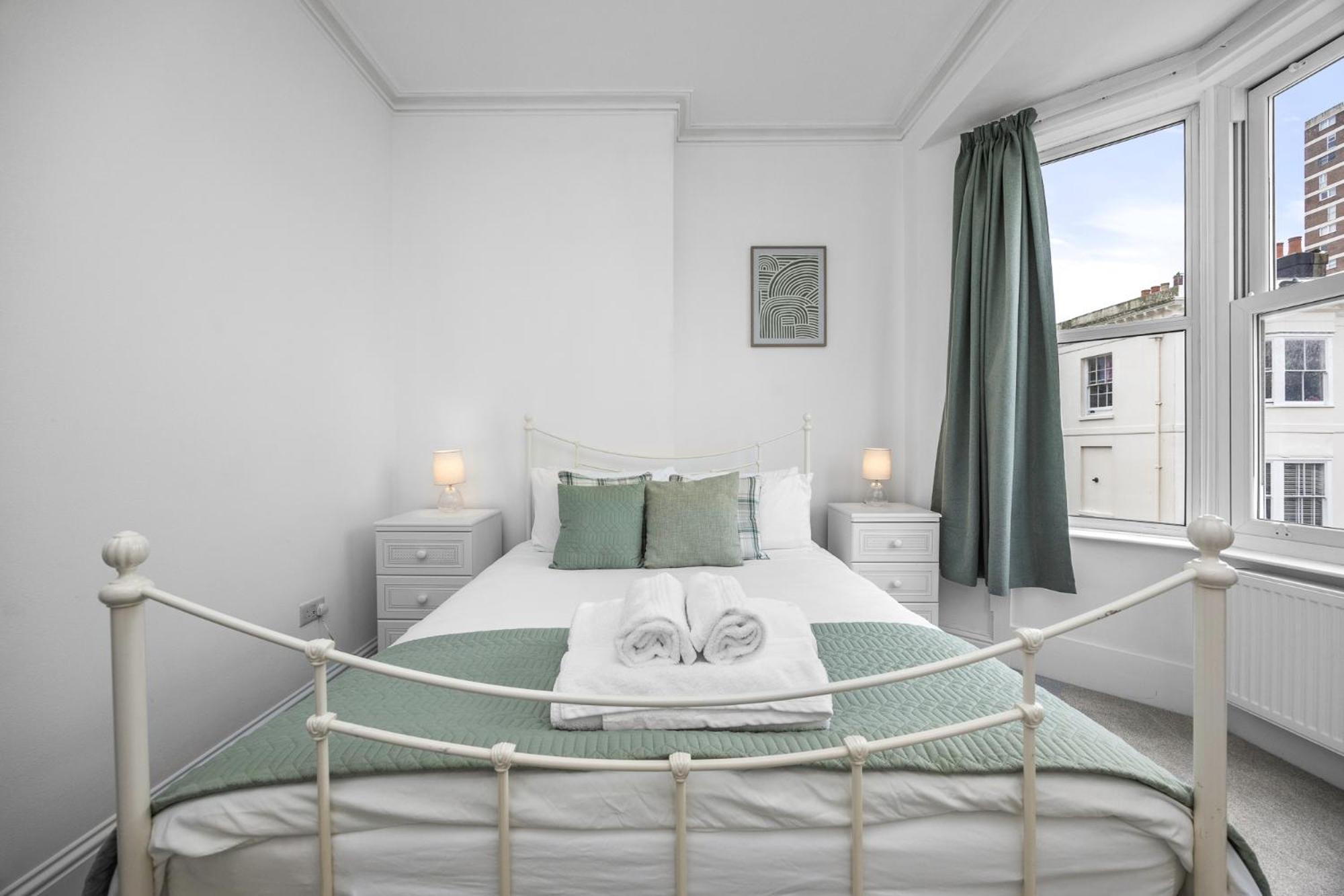 2 Bedroom Flat - With King Sized Beds, Netflix And Sky - Perfect For Contractors, Vacation Guests Or Those Relocating Brighton Luaran gambar