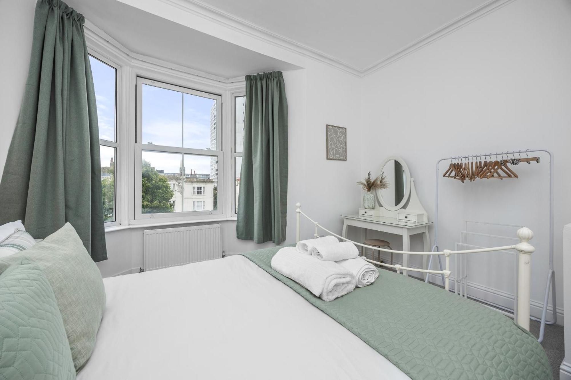 2 Bedroom Flat - With King Sized Beds, Netflix And Sky - Perfect For Contractors, Vacation Guests Or Those Relocating Brighton Luaran gambar