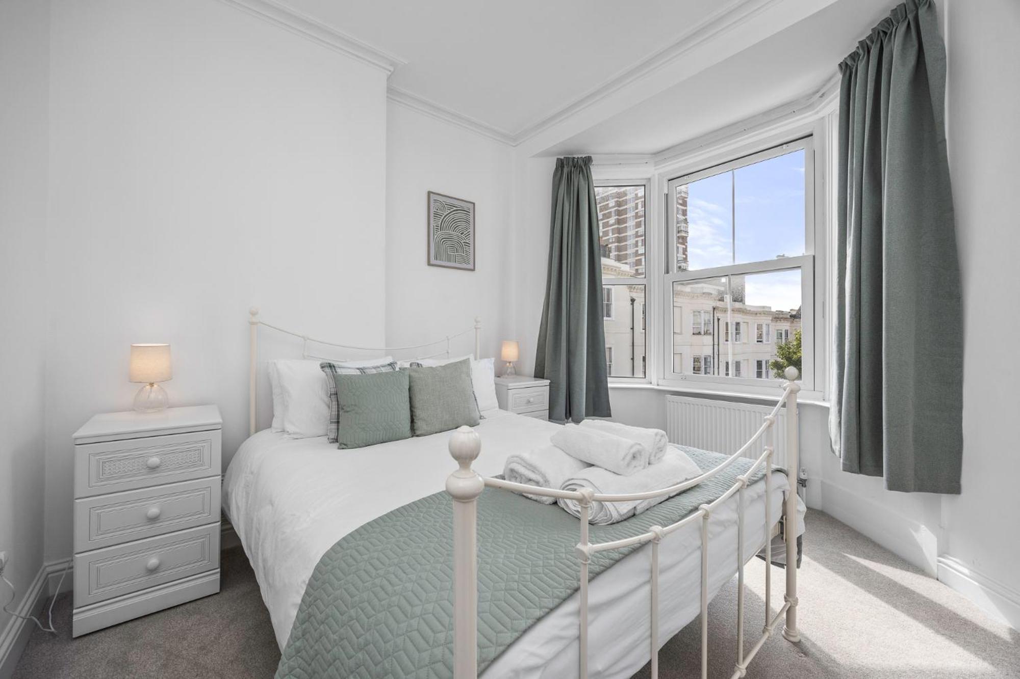 2 Bedroom Flat - With King Sized Beds, Netflix And Sky - Perfect For Contractors, Vacation Guests Or Those Relocating Brighton Luaran gambar