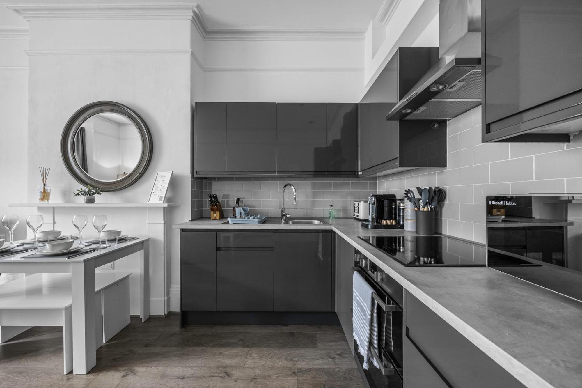 2 Bedroom Flat - With King Sized Beds, Netflix And Sky - Perfect For Contractors, Vacation Guests Or Those Relocating Brighton Luaran gambar