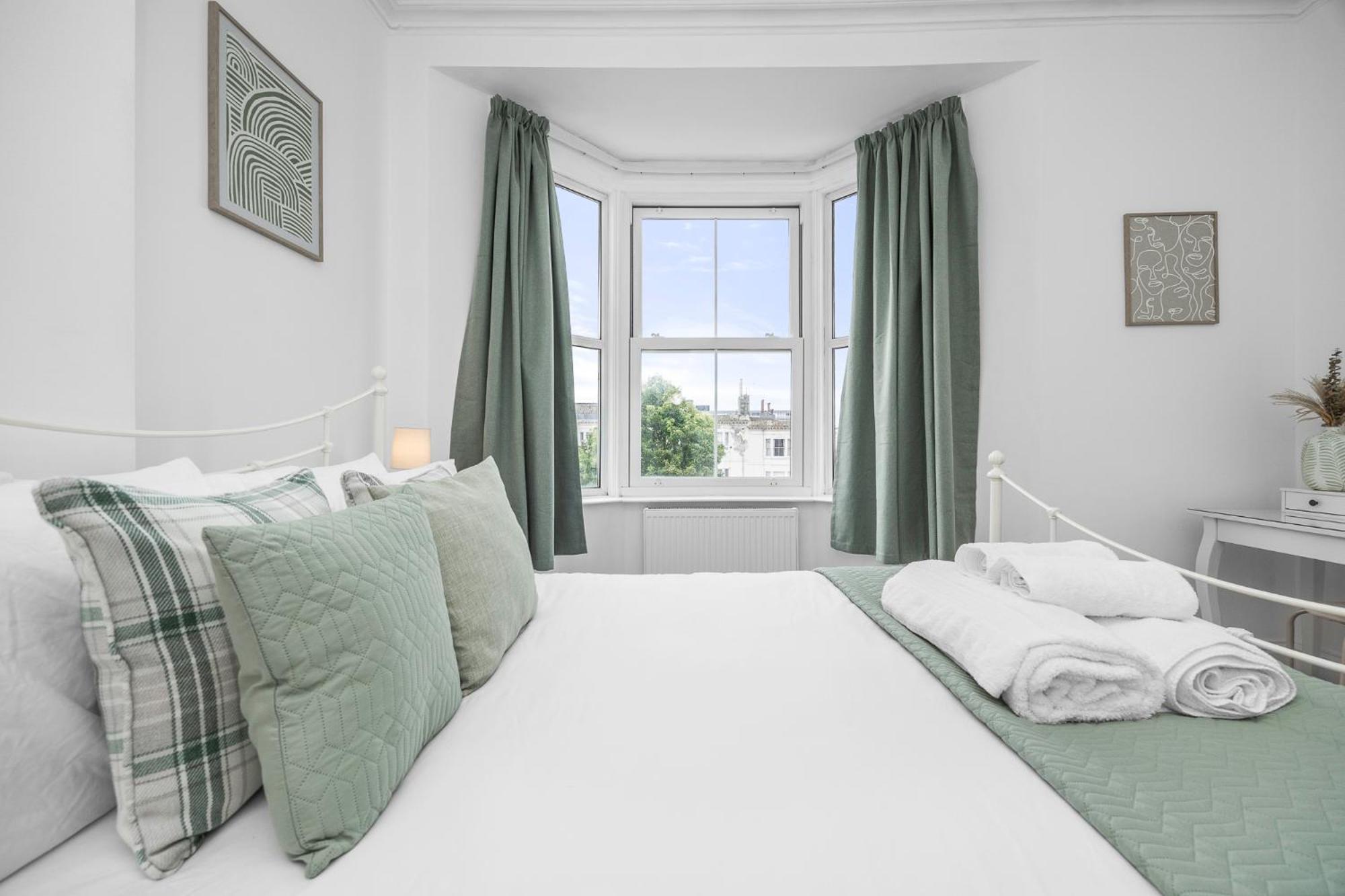 2 Bedroom Flat - With King Sized Beds, Netflix And Sky - Perfect For Contractors, Vacation Guests Or Those Relocating Brighton Luaran gambar