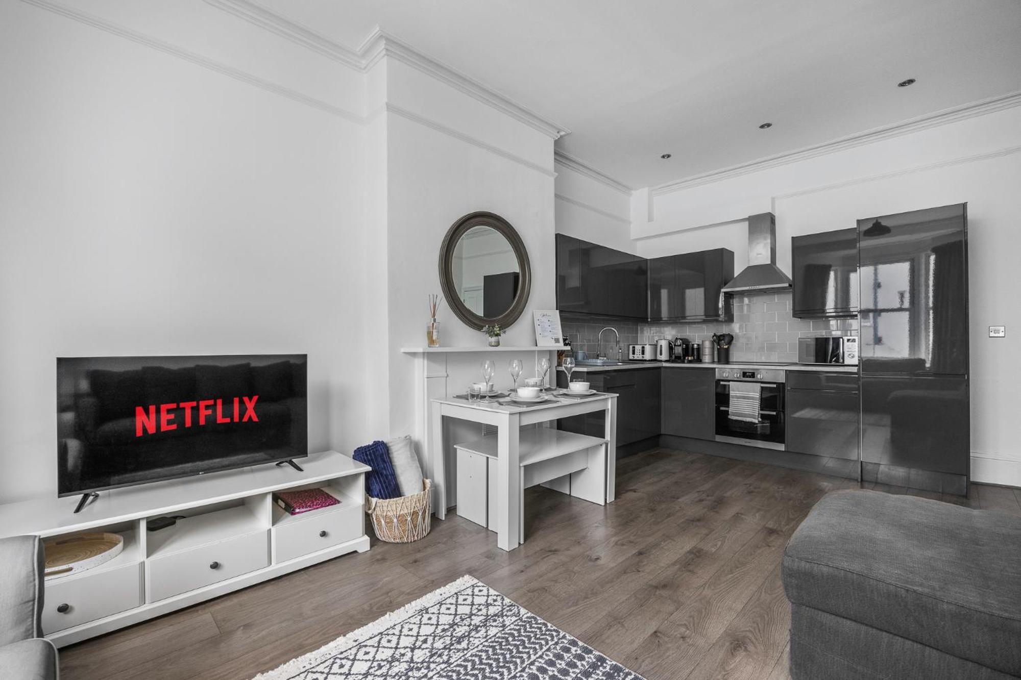 2 Bedroom Flat - With King Sized Beds, Netflix And Sky - Perfect For Contractors, Vacation Guests Or Those Relocating Brighton Luaran gambar