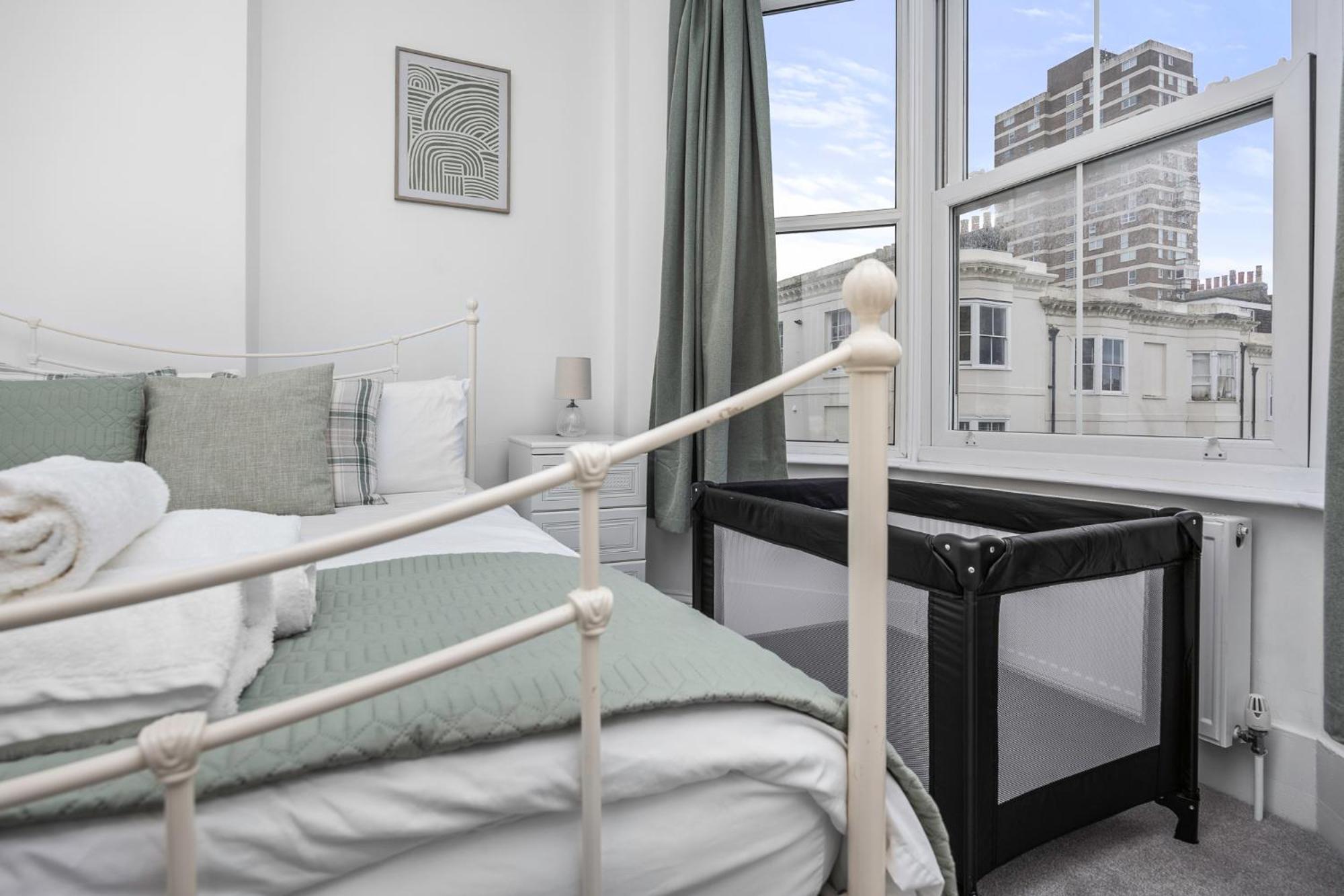 2 Bedroom Flat - With King Sized Beds, Netflix And Sky - Perfect For Contractors, Vacation Guests Or Those Relocating Brighton Luaran gambar