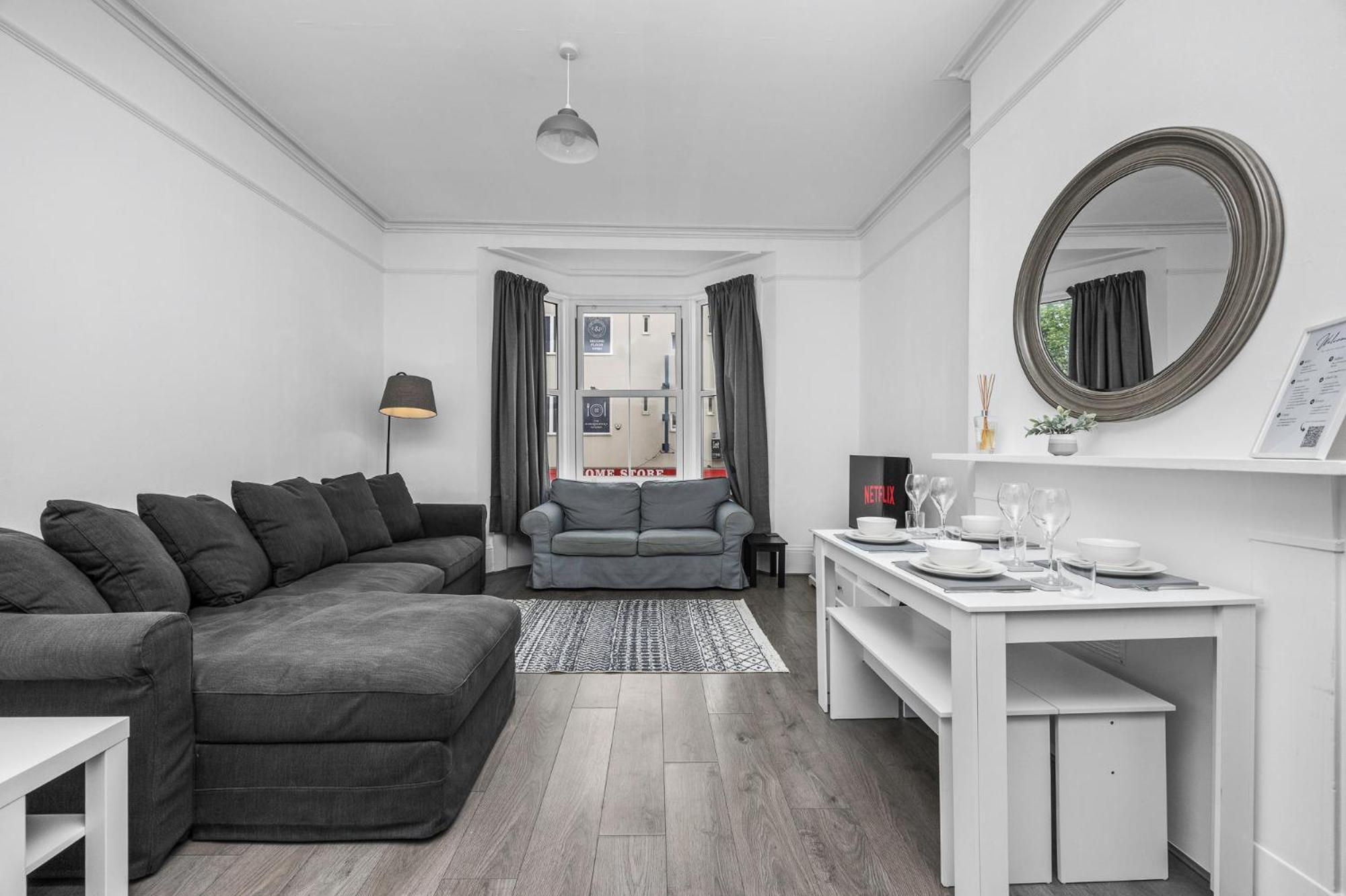 2 Bedroom Flat - With King Sized Beds, Netflix And Sky - Perfect For Contractors, Vacation Guests Or Those Relocating Brighton Luaran gambar