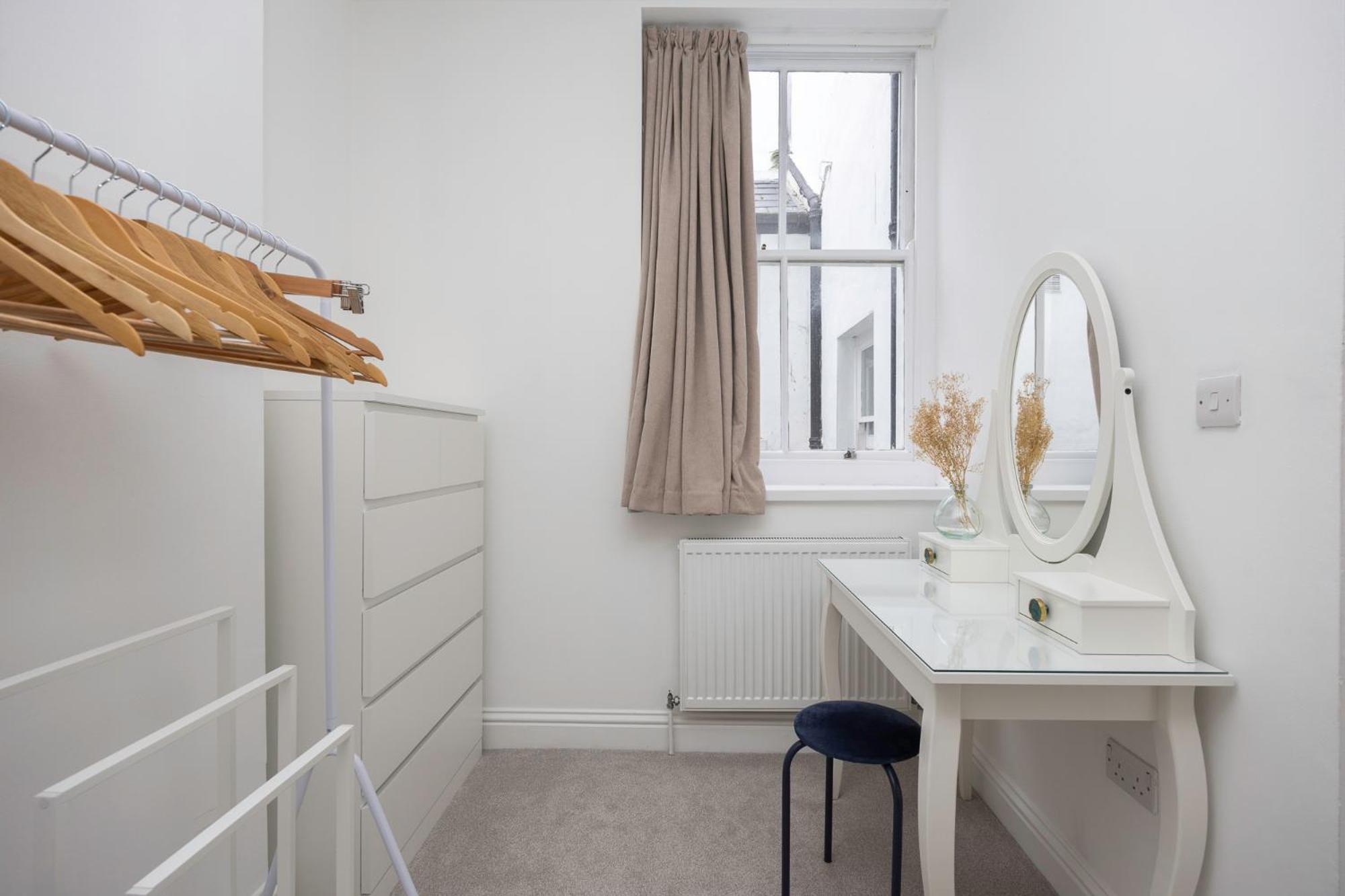 2 Bedroom Flat - With King Sized Beds, Netflix And Sky - Perfect For Contractors, Vacation Guests Or Those Relocating Brighton Luaran gambar